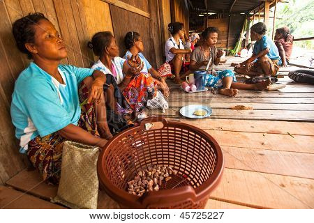 BERDUT, Malesia - APR 8: Persone non identificate Orang Asli nel suo villaggio su 8 aprile 2013 in Berdut, Ma