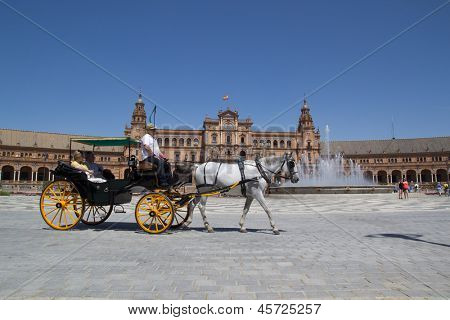 Sevilla, Spanien - 14 Mai: Tourismus in einer Pferdekutsche, die Ihren Besuch auf der Plaza de España am 14. Mai 2013 in