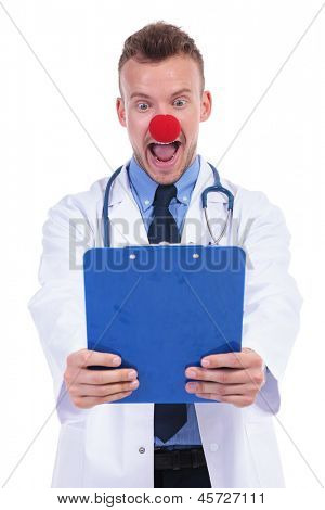Doktor blbec nosí klauni červený nos je ohromen poznámky do notesu