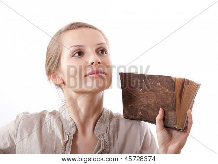 mujer sosteniendo un libro viejo, aislado en blanco