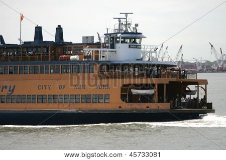 NEW YORK - 17 maggio: Il Staten Island Ferry John F. Kennedy è mostrato su 17 maggio 2013 a New York.
