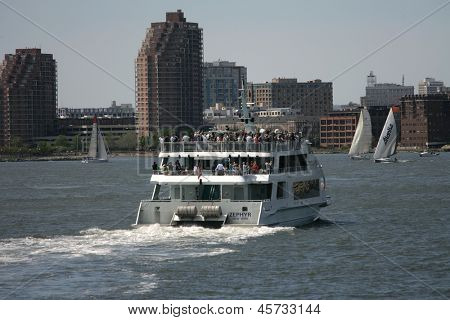 NEW YORK - 17 maggio: I turisti godono un giro sulla Zephyr Yacht Harbor Cruise su 17 maggio 2013 a New Yo