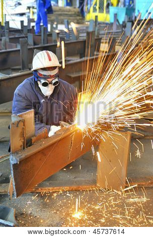 Arbeitnehmer mit Fackel Cutter Schneiden durch Metall