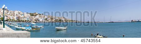 Hav Bay med fortøjet både. Promenaden i Middelhavet by Sitia, Crete