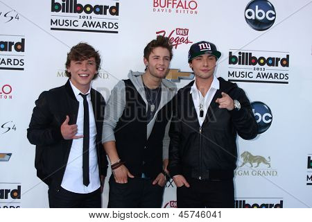 LOS ANGELES - 19 พฤษภาคม: Emblem3 มาถึงในปี 2013 รางวัลเพลงบิลบอร์ดที่ A เอ็มจีเอ็มแกรนด์การ์เด้น