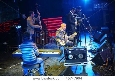Moscou - 15 de novembro: Andrei Makarevich toca guitarra e canta em concerto brilhante Jazz Club em Izv
