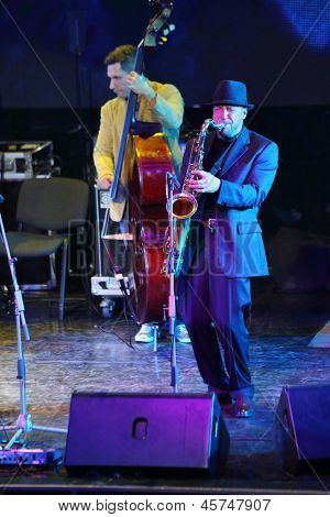 Moscou - 15 de novembro: Alexander Brill toca saxofone no concerto brilhante Jazz Club no Izvestiya Ha