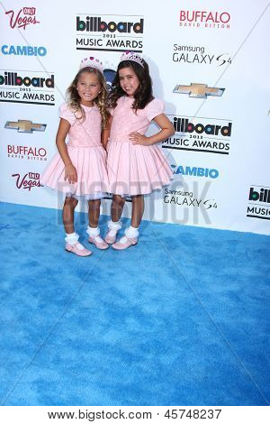 LOS ANGELES - 19. května: Rosie McClelland a Sophia Grace Brownlee dorazí na Billboard Music Awa