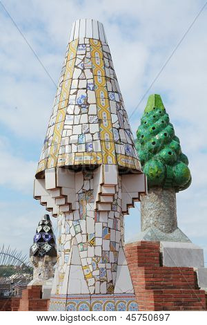 BARCELONA, ESPAÑA-12 DE MAYO. Las chimeneas de coloridos mosaicos de baldosas cerámicas rotas en el techo de P