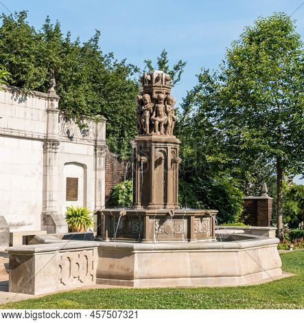 Pittsburgh, Pennsylvania, Usa July 1, 2022 The Fountain In Mellon Park, A City Owned Park In The Sha