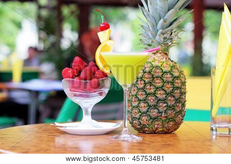 Tropische ananas cocktail met aardbeien