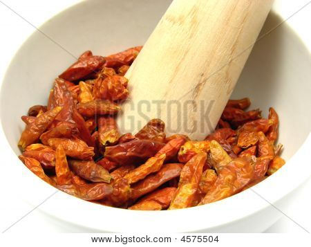 Pestling secchi rosso peperoncino In una ciotola della porcellana
