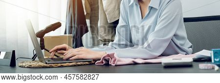 Young Asian Entrepreneurs Chatting With Customers At The Computer While Smiling.