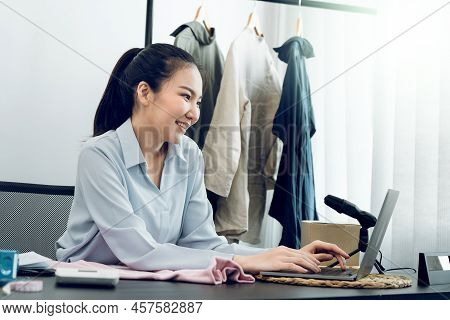 Young Asian Entrepreneurs Chatting With Customers At The Computer While Smiling.