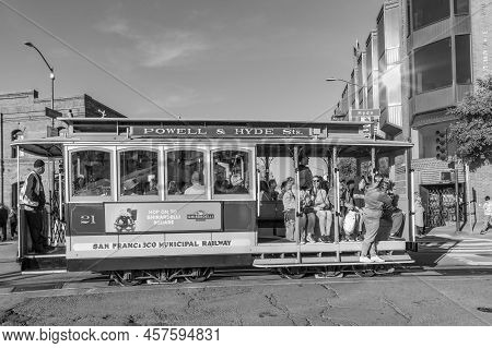 San Francisco, Usa - June 7, 2022:  Historic  Cable Car Powell Hyde Line On Turntable At Powell Stre