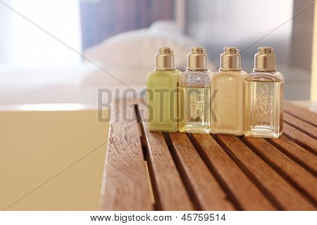 Quattro bottiglie di cosmetiche In un bagno