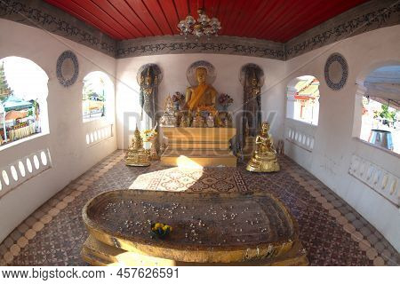 Sakon Nakorn , Thailand - December 25 , 2018 : Group Of Ancient Buddha Images, Including Standing Bu