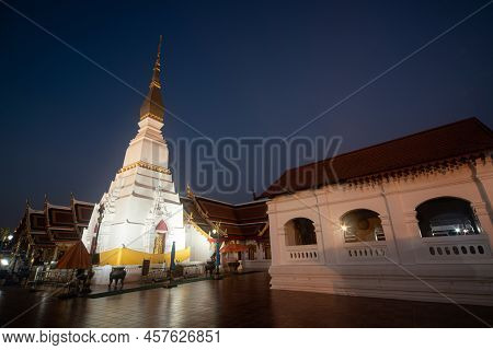 Sakon Nakorn , Thailand - December 25 , 2018 : Ancient White Pagoda In Wat Phra That Choeng Chum Wor