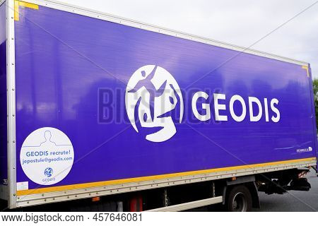 Bordeaux , Aquitaine  France - 07 04 2022 : Geodis Logo Brand And Text Sign On Side Logistic Panel T