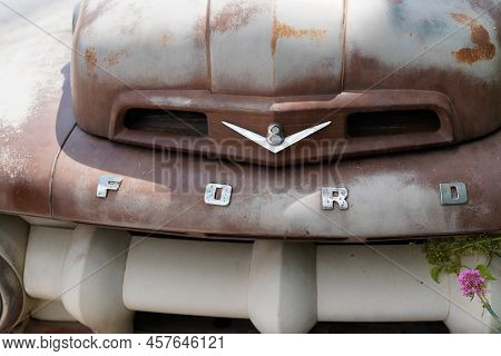 Bordeaux , Aquitaine  France - 06 12 2022 : Ford F2 Logo Brand And Text Sign On Rusty Truck Pick Up 