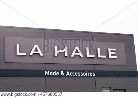Bordeaux , Aquitaine  France - 07 01 2022 : La Halle Mode Et Chaussures Boutique Brand Logo And Sign