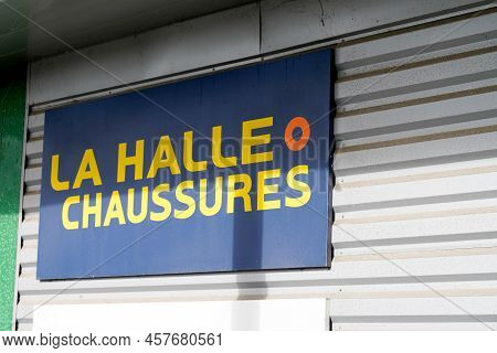 Bordeaux , Aquitaine  France - 07 01 2022 : La Halle Aux Chaussures Boutique Brand Logo And Sign Tex