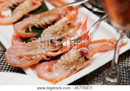 Syrové krevety jídlo v restauraci u stolu, detail
