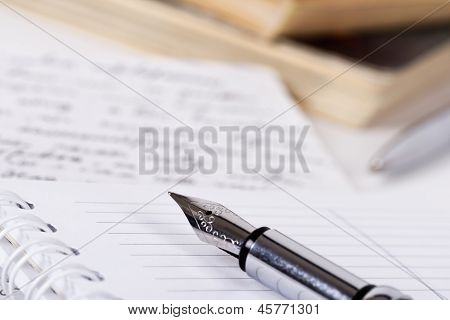 Kovové Plnící pero na spirále Notebook a několik knih