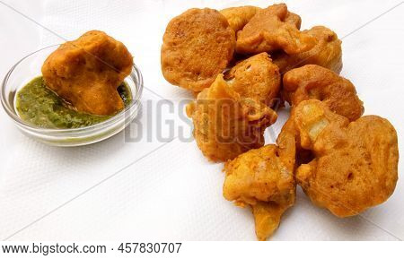 Vegetable Pakora,cauliflower Pakora,served Hot Indian Snack,served Along With Tomato Ketchup,green C