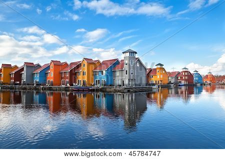 Reitdiephaven-多彩建筑物上水