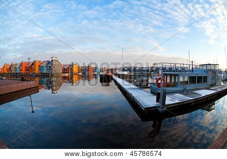 小船和多彩的建筑物，在 Reitdiephaven，格罗宁根