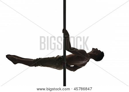 Uomo di giovani forti pole dance