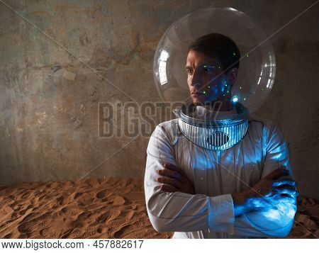 An Astronaut On A Desert Planet Alone, An Explorer On A Distant Planet, Other Worlds And Civilizatio