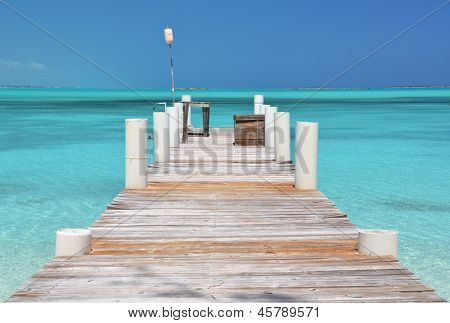 Dřevěné molo. Exuma, Bahamy