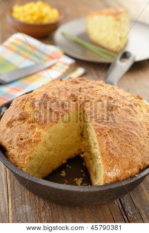 Gewoon gebakken maïs brood op een rustieke tafel