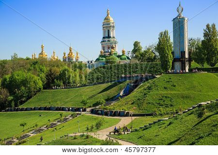 เคียฟซุลฮานี่ Pechersk Lavra วออโธดอกซ์อารามและอนุสรณ์กับทุพภิกขภัย (holodomor) ในสหภาพโซเวียต ยูเครน