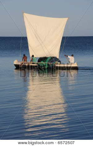 Madagaskiske fiskere og deres udrigger-kanoer