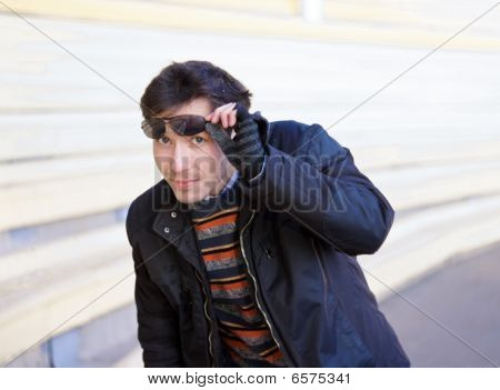 Portret van een jonge Man die een bril