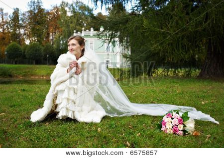 Bruid In witte jurk en bos van bloemen