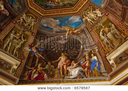 Belle pitture religiose sul soffitto