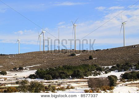 Aerogenerator elettrico mulini a vento sulla neve montagna