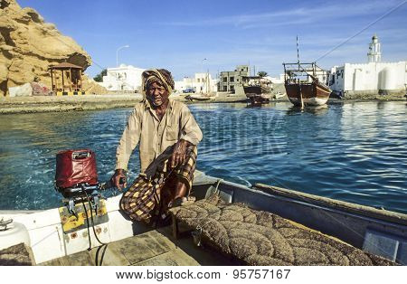 Man Offers His Ferry Services To Travelers In Sur