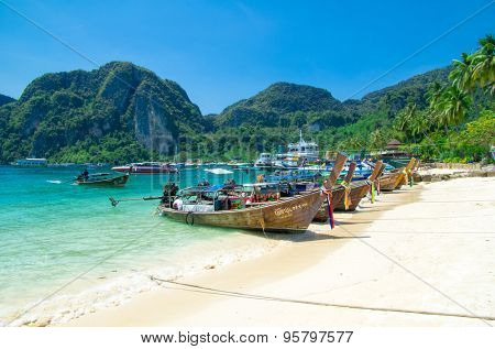  KRABI,THAILAND - FEBRUARY 25 : island famous attractions.Tourists of different countries come to visit the beautiful islands of Andaman and popular sunbathing on FEBRUARY 25 , 2012 in Krabi.
