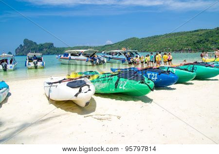  KRABI,THAILAND - FEBRUARY 25 : island famous attractions.Tourists of different countries come to visit the beautiful islands of Andaman and popular sunbathing on FEBRUARY 25 , 2012 in Krabi.