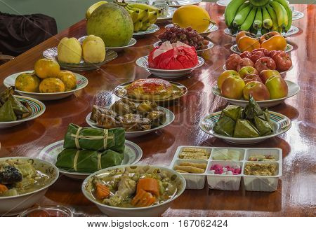 offer sacrifices to one's ancestors. Chinese New Year Day worship.
