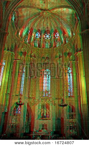 Im Inneren der Kathedrale von Santa Eulalia in Barcelonas Barri Gotic Viertel (Anaglyphen Stereo effect.nee