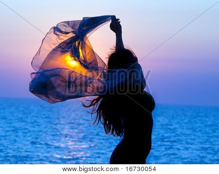 Mädchen mit Voile auf Sonnenuntergang Hintergrund.