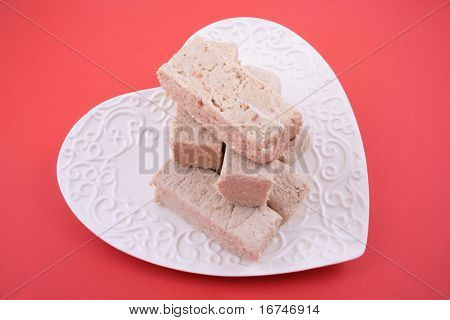 piastra di Halva dolce su sfondo rosso