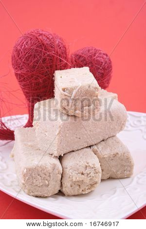 piastra di Halva dolce su sfondo rosso