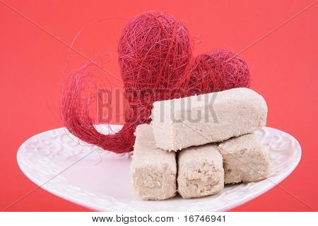 piastra di Halva dolce su sfondo rosso